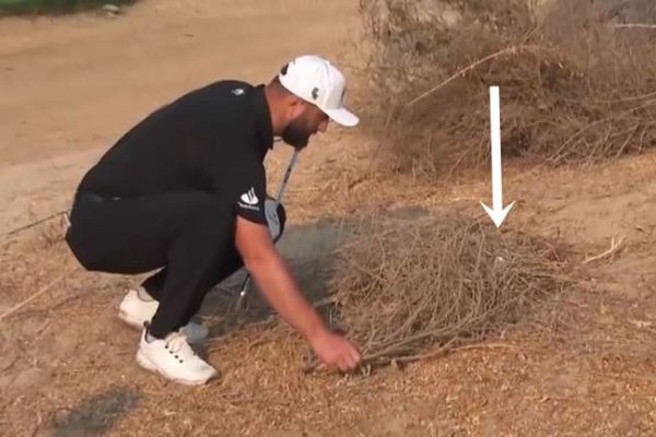 Liada de Jon Rahm en un matorral, el principio del fin del español en el Dubai Desert Classic