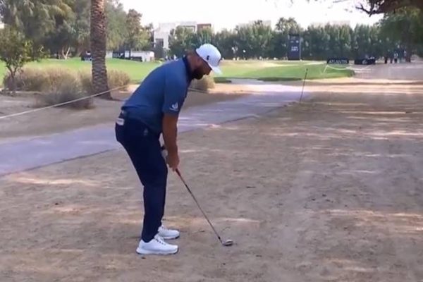 Espectacular eagle de Jon Rahm tras un golpazo desde 169 metros desde la ‘waste área’