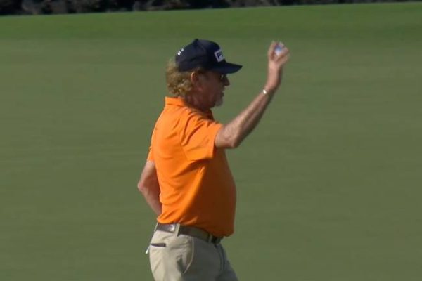 Miguel Ángel Jiménez comienza el año liderando en Hawai y con el putt echando humo