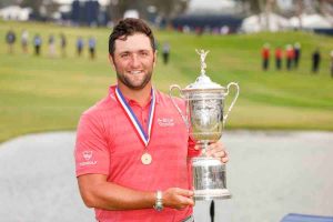 Jon Rahm, Shinnecock Hills Golf Club, us open g  El golf español volverá a contar con una notable representación en el US Open; el tercer Major de la temporada y considerado por muchos como el examen más exigente del calendario. Cuatro jugadores nacionales tomarán la salida en unos días en Shinnecock Hills en busca de la gloria en uno de los campeonatos más prestigiosos del mundo; con Jon Rahm como principal referencia de la Armada. La edición de este año tendrá un significado especial para el golfista de Barrika; que alcanzará su décima participación en el Abierto de Estados Unidos. Rahm llega a esta cifra convertido en una de las figuras más destacadas del torneo durante la última década y con el honor de ser el único español de la historia que ha logrado conquistar el trofeo. Rahm aterriza en Shinnecock Hills en uno de los mejores momentos de la temporada Su momento más brillante llegó en 2021, cuando se proclamó campeón en Torrey Pines tras una memorable actuación que le permitió convertirse en el primer, y único español en ganar el US Open. Aquel triunfo supuso además el primer Major de su carrera y le reportó un premio de 2,25 millones de dólares, más de la mitad de los 4,35 millones acumulados a lo largo de sus participaciones en el Campeonato. Además, Rahm aterriza en Shinnecock Hills en uno de los mejores momentos de la temporada. El español viene de firmar un brillante segundo puesto en el LIV Golf Andalucía disputado en Valderrama; resultado que le permite afianzarse al frente de la Orden de Mérito de la LIV Golf League. A ello se suma el gran subcampeonato logrado en el PGA Championship hace apenas un mes; una demostración de que su juego atraviesa un excelente momento de cara al reto que supone el US Open. La relación de Rahm con el US Open comenzó en 2016; cuando debutó como amateur y finalizó en la vigésimo tercera posición. Desde entonces ha construido un sólido historial en el torneo, con cuatro clasificaciones entre los diez mejores. Destacan especialmente su tercera plaza en 2019, el décimo puesto logrado en 2023 y la séptima posición obtenida en su última comparecencia. En nueve participaciones disputadas hasta la fecha, el vizcaíno ha superado el corte en siete ocasiones y ha firmado algunas de las rondas más destacadas de su carrera en este Major. De las 32 vueltas completadas en competición, 14 se saldaron con 70 golpes o menos; una muestra de la regularidad exhibida por Rahm en campos tradicionalmente considerados entre los más difíciles del mundo. La única ausencia de Rahm en el torneo durante la última década se produjo en 2024; cuando una infección en un dedo del pie le obligó a causar baja pocos días antes del campeonato. JON RAHM AÑO PUESTO D1 D2 D3 D4 GOLPES GANANCIAS 2016 T23 76 69 72 70 287 +7 AMATEUR 2017 CUT 76 73 XX XX 149 +5 $8.955 2018 CUT 78 77 XX XX 150 +15 $8.537 2019 T3 69 70 70 68 277 -7 $581.872 2020 T23 69 72 76 73 290 +10 $101.797 2021 1 69 70 72 67 278 -6 $2.250.000 2022 T12 69 67 71 74 281 +1 $347.058 2023 T10 69 73 70 65 277 -3 $435.018 2025 T7 69 75 73 67 284 +4 $615.786 TOTAL GANANCIAS $4.349.023 Puede seguir a OpenGolf en Facebook; Twitter; LinkedIn y suscribiéndose a través de este enlace a nuestra Newsletter Semanal